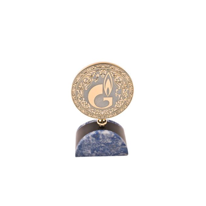 Медаль на каменной подставке