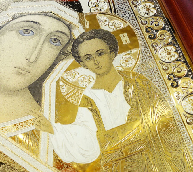 Икона Казанской Божьей Матери в киоте