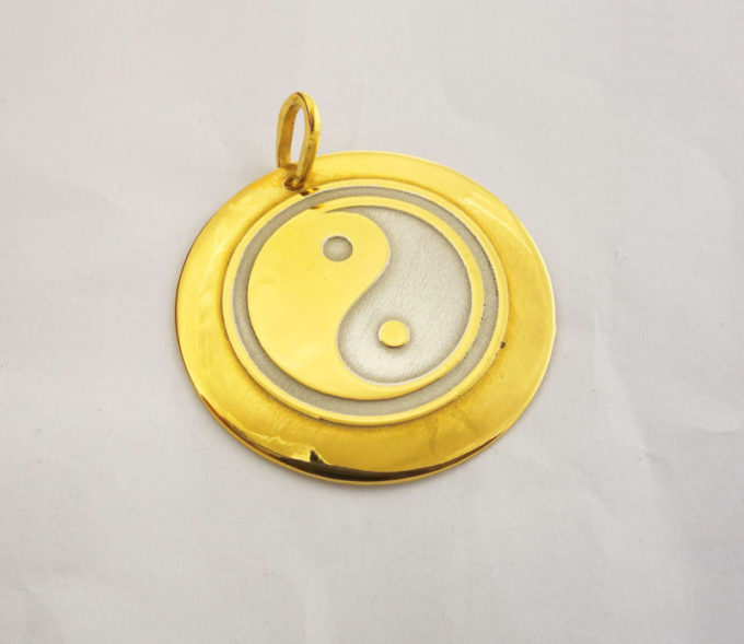 Медальон Инь — Ян